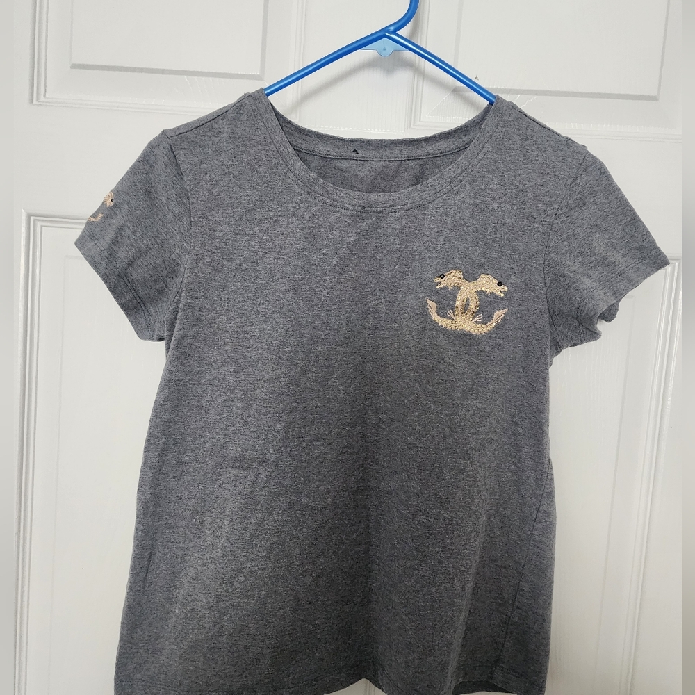 Gray Short Sleeve Tee with Decorative Emblem